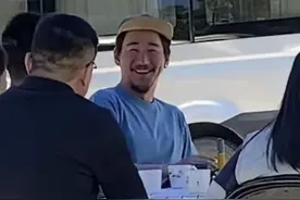 张国立儿子张默久违露面，和老爸现身选角现场，转型幕后当导演？图片