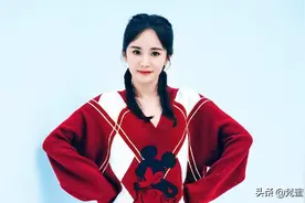 杨幂自拍嘟嘴扮嫩，扮演十八岁少女无压力，气场强唬住三线小明星图片