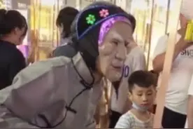 “孟婆汤”女孩摆地摊爆火，摘下面具后太美，数位“男保镖”保护图片