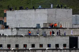 南美监狱成炼狱，黑帮暴动杀死68人，拿大锤鞭尸，尸体堆起来烧图片