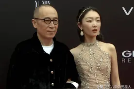 影展红毯争艳：周冬雨裸色裙露背，童谣白衬衫朴素，姚晨深V真空图片