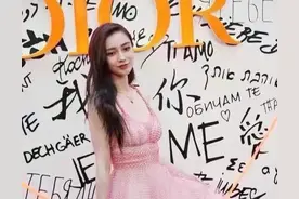 中韩两国顶级美女穿上粉色长裙之后图片