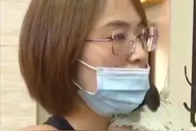 2岁女孩餐厅沙发上摔倒，儿童安全事故低龄化，到底谁该负责？图片