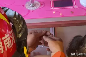 “消防叔叔谢谢你”！萌娃手卡娃娃机 消防破拆救娃娃图片