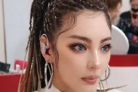 张雨绮终于开挂了，橘色皮草搭白色超短裙帅酷有型，芭比妆很抢镜图片