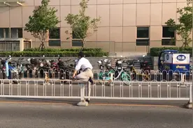 过马路要高抬腿“跨栏”，这里的隔离栏要拆了图片