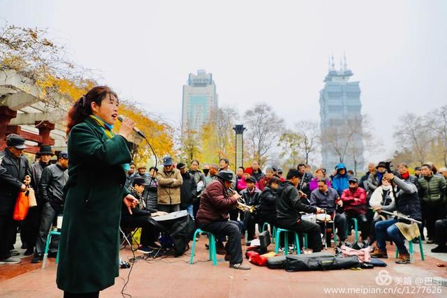 高手在民间，演出自娱自乐，洛阳周王城广场民间曲艺乐园