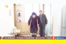 95岁老母亲身体硬朗，天气一好就喜欢出门玩，60岁儿子累瘦30斤！视频封面