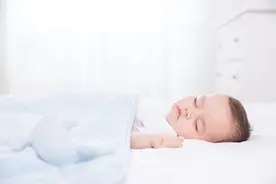 一丁点声音就醒，不拉窗帘睡不着，宝宝睡觉轻多半是这三点没做好图片