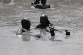 一群美女不顾形象玩泥潭，全身泡在泥潭里，只因泥潭有这种效果！视频封面
