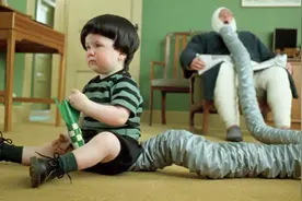 男孩无时无刻不在放屁，家里的父亲因为吸屁中毒，被送进了医院