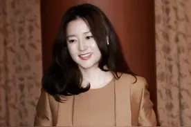 李英爱真是70后的穿搭榜样，一袭棕色连衣裙亮相，单靠气质就赢了图片