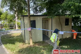 15岁男孩在公厕旁草丛捡球疑被电晕，姐姐拉人时也被电：“当时我摸到的扶杆是漏电的，积水处也有电”图片