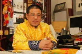 乾隆的七世孙，手戴上亿大扳指，专家劝他上交，他直言回怼图片