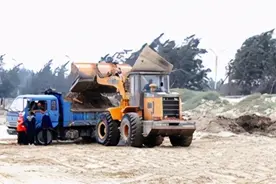 大型挖掘机清除海漂垃圾图片