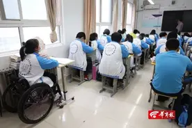 她是全年级“团宠”，男生每天轮流守护她图片