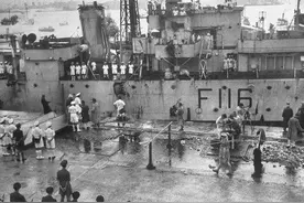 渡江战役前，第一个下令炮轰英国舰队的军长是谁？后成为海军司令图片