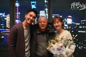 孙俪赵又廷杀青照曝光！孙俪穿10年前旧衣站旁边，于和伟居c位图片