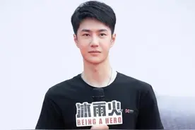 黑色T恤太单调？学会这几种搭配方式，男生也能做个时髦精图片