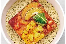 泡面桶上的小机关，20年才发现，网友：终于可以和闺蜜分着吃了图片