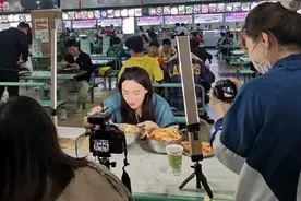 吃播网红拍视频被偶遇，身边带3个助理打光，手提上万名牌包图片