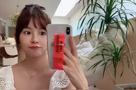 陈赫老婆好有少女感，穿蕾丝衫配阔腿裤显瘦，扎马尾嘟嘴是真可爱图片