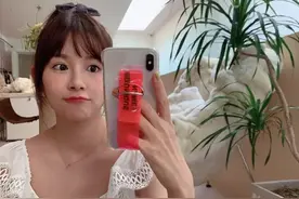 陈赫老婆好有少女感，穿蕾丝衫配阔腿裤显瘦，扎马尾嘟嘴是真可爱图片