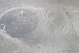 保定一路段仨下水井污水外溢近一个月 排水公司：正在处理图片