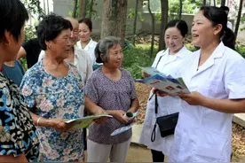 村医职称参评门槛降低：连续从业20年、不限学历等均可参评图片