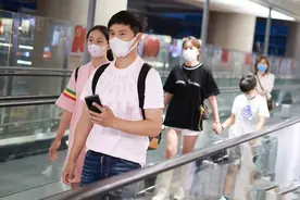 田亮一家四口现身机场，13岁森碟高挑显眼，弟弟身高已到妈妈肩膀图片