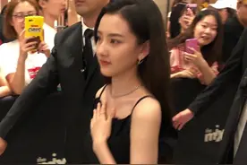 宋祖儿穿小黑裙，肉肉腿超明显，然而脚下的鞋却吓到我了图片