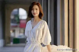 女人50岁后，最好别“上衣塞裤腰”，瞧明星这样穿，太气质了图片