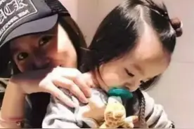 林心如送女儿10万圣诞大礼，3岁小海豚身价4亿，五官更似妈妈图片