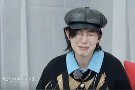 姐姐们唱《再见》都哭了，李斯不舍泪崩，张雨绮搂着宁静猛亲一下图片