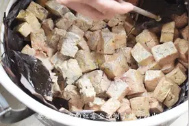 正宗四川农村霉豆腐，发酵过后是红霉，看了还敢吃吗？视频封面