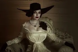 女装暴君！俄美女展示《生化危机8》吸血鬼夫人COS照图片