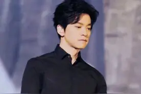 音乐才子李健携妻赴三亚旅游，妻子五官太精致，丁克观点惹热议图片