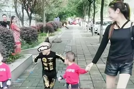 一家四口穿亲子装出门，“袖珍爸爸”和孩子一样高，路人频频回头图片