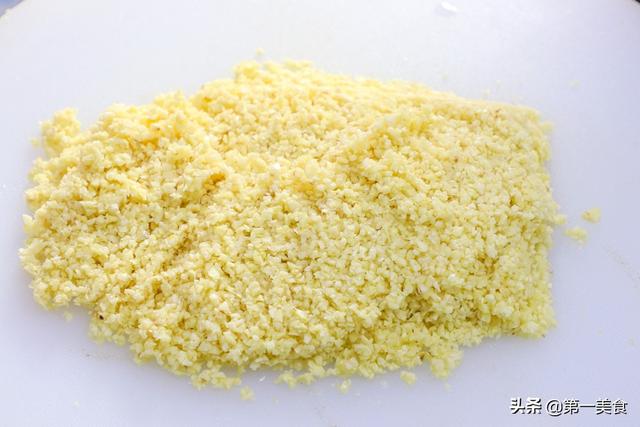 做蒜蓉酱时，直接炸蒜末是错的！大厨常加这1步，蒜蓉更香不发苦