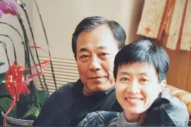 大器晚成冯恩鹤：连当12年“家庭煮男”，与博士妻子越吵越相爱图片