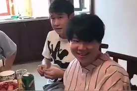 赵本山“离门子弟”私下聚会，小沈阳王小利皆在，喝茅台自称大咖图片