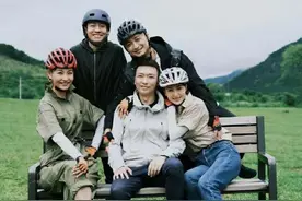 央视主持团合照张蕾紧搂康辉，尼格买提手放的合适不？图片