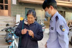 驻村辅警变身“快递小哥”专送身份证代办户籍业务图片