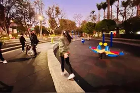 周杰伦晒5岁女儿近照，长发及腰背影像昆凌，学骑自行车有模有样图片