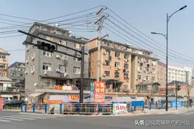 保时捷运货，老板摆地摊…探秘土豪村家家有服装厂，年租金20万图片