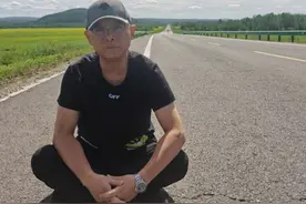 49岁孟非身体告急，晒病号服自拍面容憔悴，此前曾请假四处游玩图片
