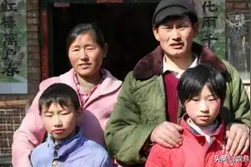 豪车停在大衣哥家门口，接走了他的千金朱雪梅，像极了偶像剧剧情图片