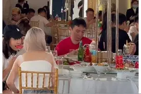 王思聪携女伴参加富二代婚礼，礼金随了8万8，愁眉不展全程玩手机图片