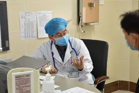 “胃痛”男子执意回家，医生拽着不放，结果揪出急性心梗图片