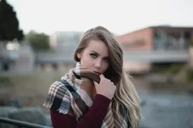 原来，女人动情后，会有这些“下意识”的举动图片